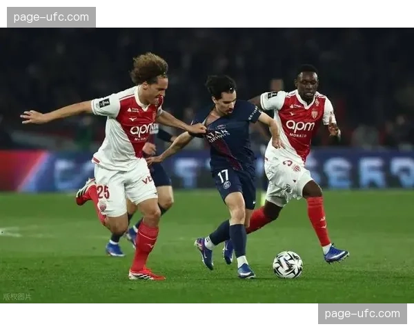 南野拓实现身摩纳哥主场观战，球迷齐声高呼“等你归来”